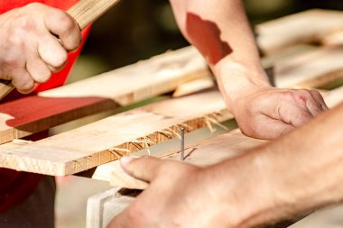 Paletlerden mobilya yapmak.