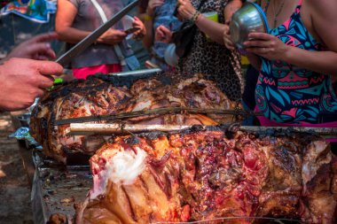 Şişe ateşinde kızartılmış domuz eti..