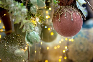 Noel arkaplanı. Noel baloları Noel ağacını süslüyor sığ alan derinliği