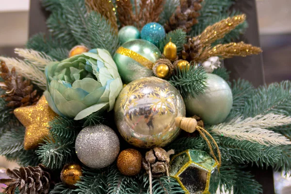 Різдвяний Декор Гілки Сосни Різдвяними Кульками Мала Глибина Різкості — стокове фото