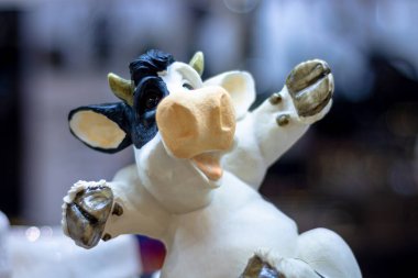 Neşeli bir boğanın heykeli. Sığ alan derinliği.