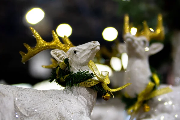Weihnachtsfigur Eines Weißen Hirsches Geringe Tiefenschärfe — Stockfoto