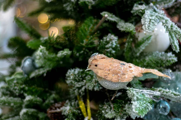 Una Estatuilla Pájaro Una Rama Árbol Navidad — Foto de Stock