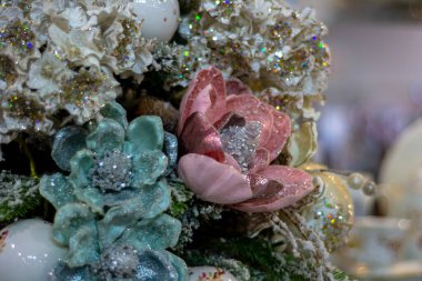 Bir dalda kırmızı ve yeşil renkli süsleme çiçekleri.