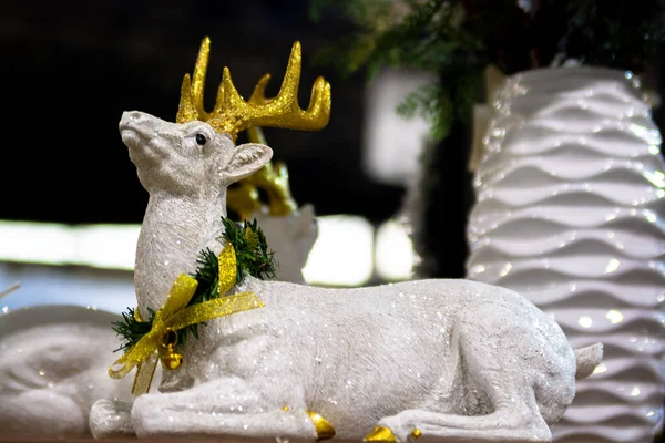 Weihnachtsfigur Eines Weißen Hirsches Geringe Tiefenschärfe — Stockfoto