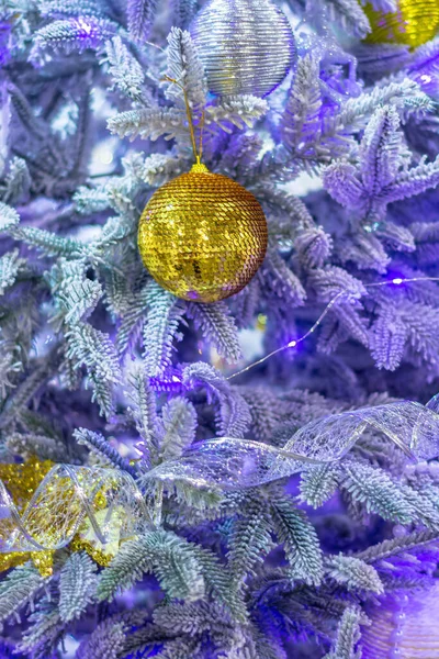 Fragmento Árbol Año Nuevo Con Tonos Púrpura Blanco Profundidad Superficial —  Fotos de Stock