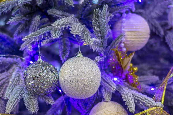 Fragmento Árbol Año Nuevo Con Tonos Púrpura Blanco Profundidad Superficial —  Fotos de Stock