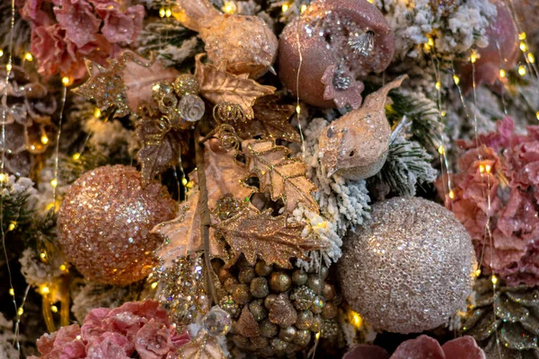 Hermoso Ricamente Decorado Árbol Navidad Tonos Púrpura Profundidad Superficial Del — Foto de Stock