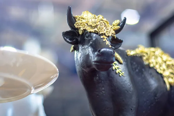 Μαύρο Ειδώλιο Ταύρου Χρυσά Διακοσμητικά Στοιχεία — Φωτογραφία Αρχείου