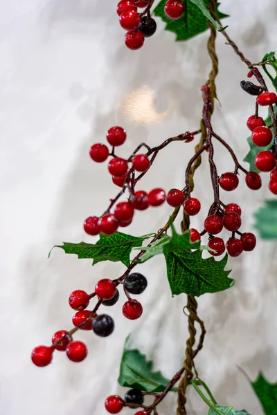 Mesterséges Piros Bogyókkal Fehér Alapon — Stock Fotó