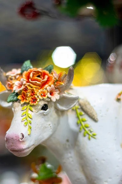 Ειδώλιο Ταύρου Λευκού Χρώματος Κόκκινα Λουλούδια Στο Κεφάλι — Φωτογραφία Αρχείου