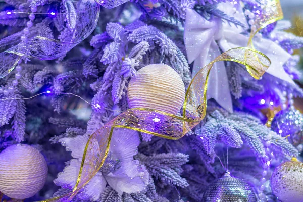 Fragment Van Een Nieuwjaarsboom Met Paarse Witte Tinten Ondiepe Scherptediepte — Stockfoto