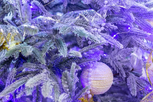 Фрагмент Новорічної Ялинки Фіолетовими Білими Відтінками Невелика Глибина Різкості — стокове фото
