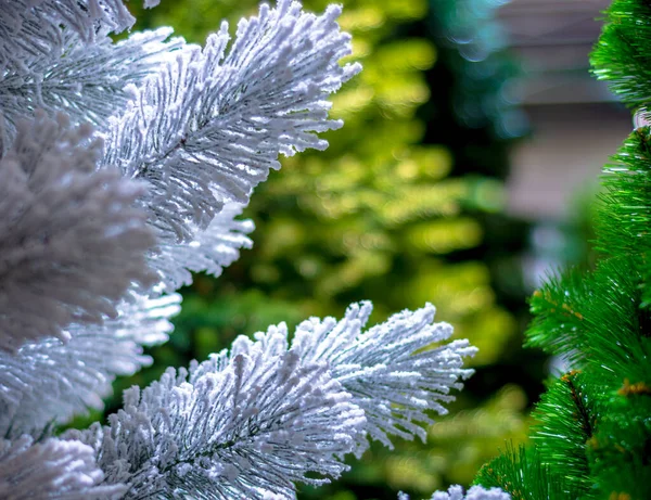 Een Valse Kerstboom Witte Pluizige Kerstboom Takken Ondiepe Diepte Van — Stockfoto