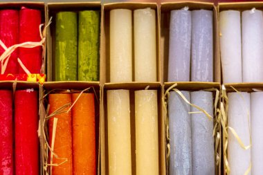 Festival ambalajında renkli mumlar