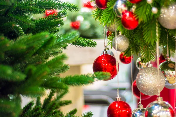 圣诞树上装饰着红色 金色和银色的球 — 图库照片