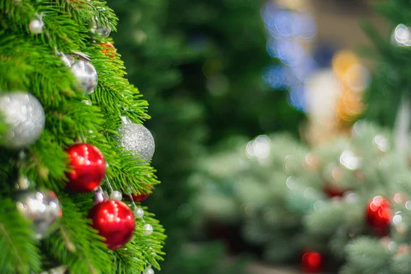 Albero Natale Decorato Con Palline Colori Rosso Argento — Foto Stock
