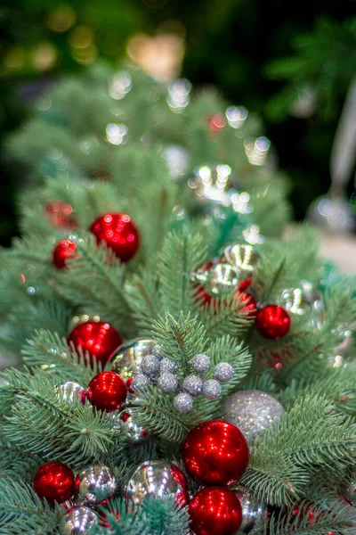 Árvore Natal Decorada Com Bolas Cores Vermelho Prata — Fotografia de Stock