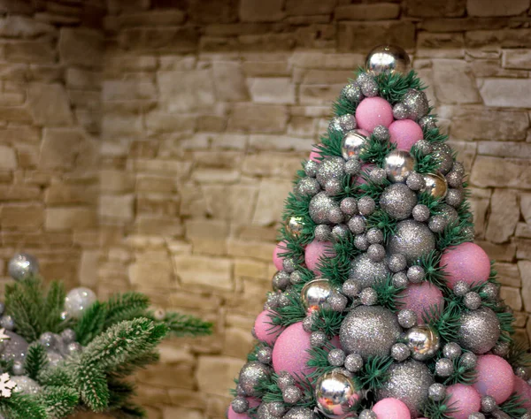 Chimenea Con Decoraciones Año Nuevo Bolas Navidad Vidrio Ramas Pino —  Fotos de Stock