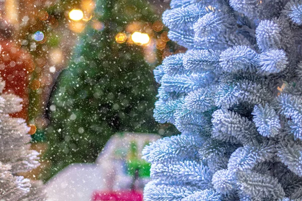 Besneeuwde Takken Van Kerstboom Zijn Blauwachtig Zwevende Sneeuw Post Verwerking — Stockfoto