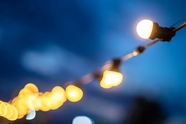 Guirlande Ampoules Électriques Brillantes Sur Fond Ciel Nocturne Profondeur Champ — Photo