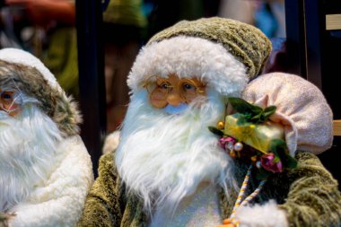 Yuvarlak gözlüklü Noel Baba portresi