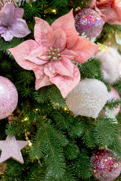 Flor Rosa Decorativa Uma Árvore Natal — Fotografia de Stock