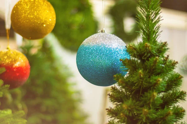 圣诞树上挂着圆形的圣诞玩具 — 图库照片