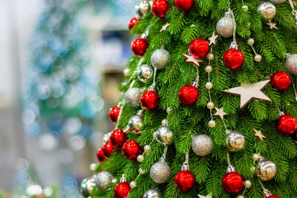 Albero Natale Decorato Con Palline Colore Rosso Oro Argento — Foto Stock