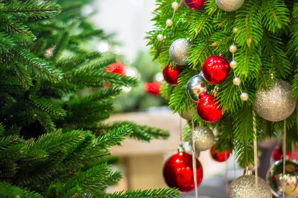 Árvore Natal Decorada Com Bolas Vermelho Ouro Prata — Fotografia de Stock