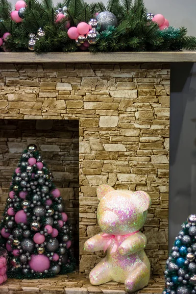 Chimenea Con Decoraciones Año Nuevo Bolas Navidad Vidrio Ramas Pino — Foto de Stock