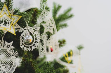 İşlenmiş figürlerle süslenmiş Noel ağacı