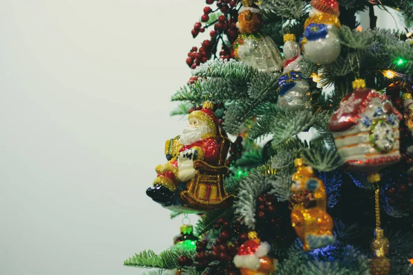 Teil Des Weihnachtsbaums Mit Hängenden Ornamenten Und Leerem Hintergrund Für — Stockfoto