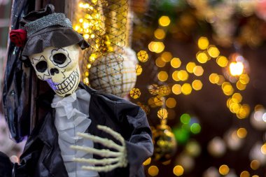 Cadılar Bayramı için siyah cüppeli iskelet