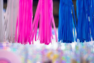 Gümüş bir arka planda parlak renkli çelenkler.