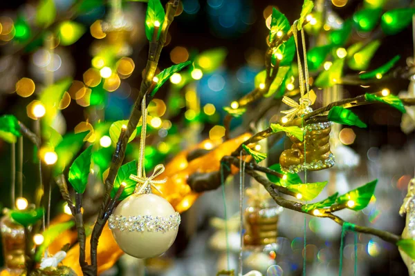 Χριστουγεννιάτικα Παιχνίδια Κρέμονται Στα Κλαδιά Ενός Δέντρου Στολισμένου Γιρλάντες Ρηχό — Φωτογραφία Αρχείου