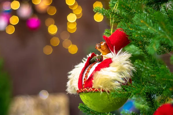 Karácsonyfa Játék Bolyhos Kerek Bika Piros Ruhában Sekély Mélységélesség — Stock Fotó