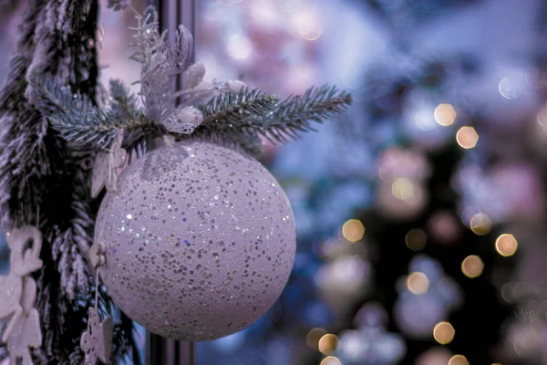 Silberne Weihnachtskugel Mit Funkeln Die Einem Ast Hängen — Stockfoto
