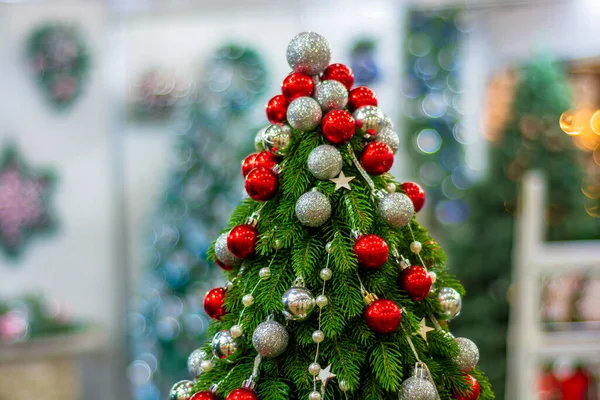 Albero Natale Decorato Con Palline Colore Rosso Oro Argento — Foto Stock