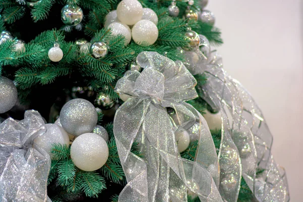 Árvore Natal Com Bolas Prata Fita Brilhante — Fotografia de Stock