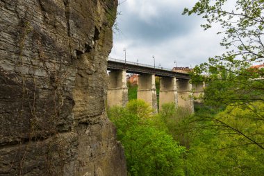 Kamenetz-Podolsk 'taki yüksek eski taş köprü. Köprü eski kasabaya gidiyor..