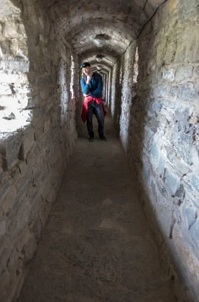 Male Tourist Narrow Tunnel Stone Walls Old Fortress — Stock Photo, Image