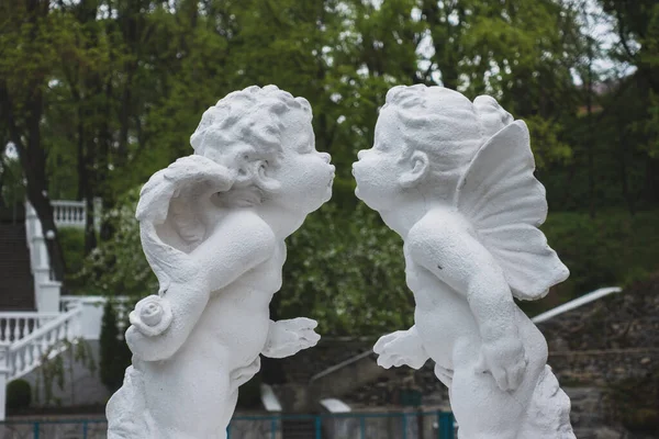 Kamenetz Podolsky Ukraine Avril 2019 Sculpture Dans Parc Embrassant Des — Photo