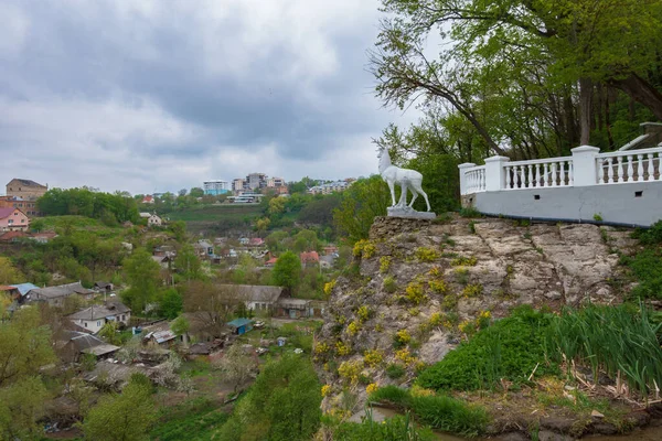 Kamenetz Podolsky Ukrajna 2019 Április Szarvas Szobra Kamenetz Podolsky Park — Stock Fotó