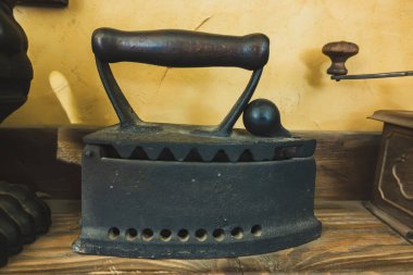 Eski ağır dökme demir ütü.