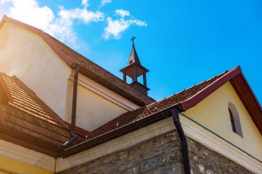 Binanın çatısında bir kubbe ve haç var.