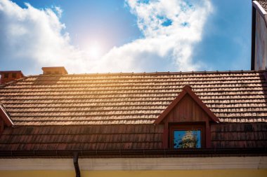 Tavan arası pencereli bir evin döşeme çatısı.