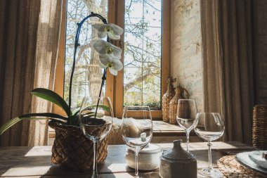 Mutfak masasında güzel servis edilmiş yemekler..