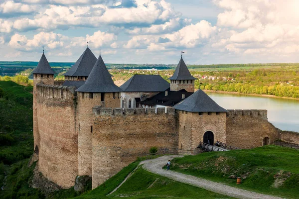 Ukrayna, Khotyn 'deki nehrin yanındaki eski kale..