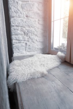 Pencere paspası olan geniş pencere pervazı